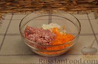 Фото приготовления рецепта: Открытые слойки с мясным фаршем и морковью - шаг №3