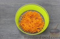 Фото приготовления рецепта: Салат c кукурузой, сырой морковью, яйцами и чесноком - шаг №4