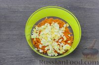Фото приготовления рецепта: Салат c кукурузой, сырой морковью, яйцами и чесноком - шаг №5