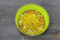 Фото приготовления рецепта: Салат c кукурузой, сырой морковью, яйцами и чесноком - шаг №6