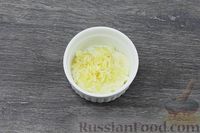 Фото приготовления рецепта: Слоёный салат со свёклой и сыром - шаг №3