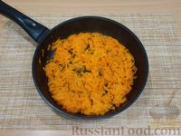 Фото приготовления рецепта: Лепёшка с морковно-сырной начинкой (на сковороде) - шаг №5