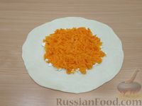 Фото приготовления рецепта: Лепёшка с морковно-сырной начинкой (на сковороде) - шаг №9