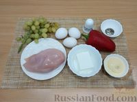 Фото приготовления рецепта: Салат с курицей, болгарским перцем, виноградом и сыром фета - шаг №1