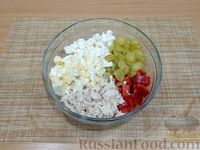 Фото приготовления рецепта: Салат с курицей, болгарским перцем, виноградом и сыром фета - шаг №10