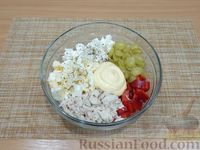 Фото приготовления рецепта: Салат с курицей, болгарским перцем, виноградом и сыром фета - шаг №11