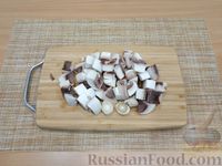 Фото приготовления рецепта: Салат с курицей, стручковой фасолью, грибами и сыром - шаг №6