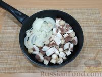 Фото приготовления рецепта: Салат с курицей, стручковой фасолью, грибами и сыром - шаг №8