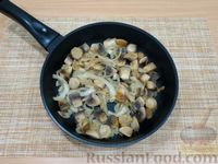 Фото приготовления рецепта: Салат с курицей, стручковой фасолью, грибами и сыром - шаг №9