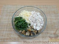 Фото приготовления рецепта: Салат с курицей, стручковой фасолью, грибами и сыром - шаг №12