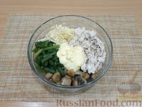 Фото приготовления рецепта: Салат с курицей, стручковой фасолью, грибами и сыром - шаг №13