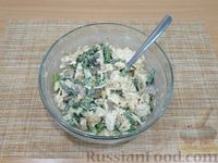 Фото приготовления рецепта: Салат с курицей, стручковой фасолью, грибами и сыром - шаг №14
