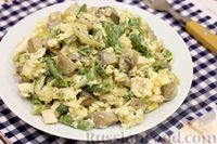 Фото приготовления рецепта: Салат с курицей, стручковой фасолью, грибами и сыром - шаг №15