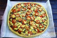 Фото приготовления рецепта: Быстрая бездрожжевая пицца с баклажанами и помидорами - шаг №17