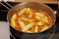Фото приготовления рецепта: Тушёная картошка с фаршем - шаг №8