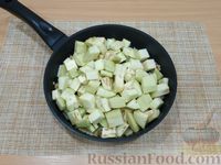 Фото приготовления рецепта: Баклажаны, тушенные с луком, сливками и соевым соусом - шаг №6