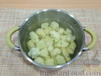 Фото приготовления рецепта: Цветная капуста, запечённая в сливочно-сметанном соусе с грибами - шаг №3