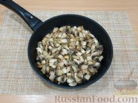 Фото приготовления рецепта: Цветная капуста, запечённая в сливочно-сметанном соусе с грибами - шаг №7