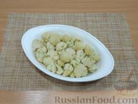 Фото приготовления рецепта: Цветная капуста, запечённая в сливочно-сметанном соусе с грибами - шаг №13
