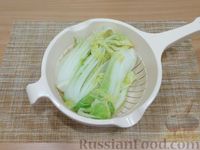 Фото приготовления рецепта: Шницель из пекинской капусты - шаг №4
