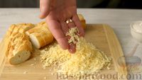 Фото приготовления рецепта: Запечённые гренки в яично-сметанной заливке с сыром - шаг №7