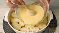 Фото приготовления рецепта: Запечённые гренки в яично-сметанной заливке с сыром - шаг №9