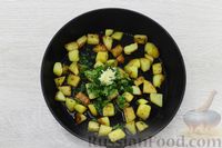 Фото приготовления рецепта: Яичница с жареной картошкой и сыром - шаг №4
