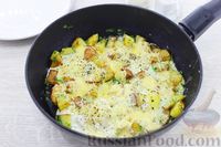 Фото приготовления рецепта: Яичница с жареной картошкой и сыром - шаг №8