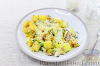 Фото приготовления рецепта: Яичница с жареной картошкой и сыром - шаг №9