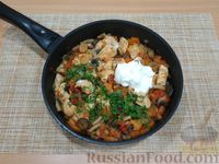 Фото приготовления рецепта: Курица, тушенная с овощами, грибами и сметаной - шаг №8