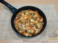 Фото приготовления рецепта: Курица, тушенная с овощами, грибами и сметаной - шаг №9