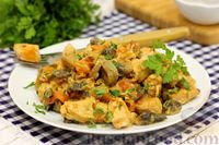 Фото приготовления рецепта: Курица, тушенная с овощами, грибами и сметаной - шаг №10