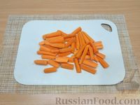 Фото приготовления рецепта: Жареная морковь с зеленью и чесноком - шаг №2