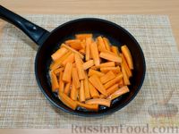 Фото приготовления рецепта: Жареная морковь с зеленью и чесноком - шаг №3