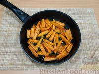 Фото приготовления рецепта: Жареная морковь с зеленью и чесноком - шаг №4