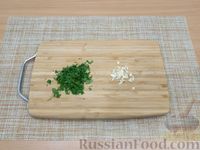 Фото приготовления рецепта: Жареная морковь с зеленью и чесноком - шаг №5