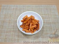 Фото приготовления рецепта: Жареная морковь с зеленью и чесноком - шаг №6