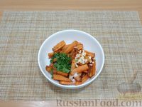 Фото приготовления рецепта: Жареная морковь с зеленью и чесноком - шаг №7