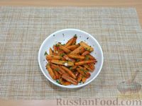 Фото приготовления рецепта: Жареная морковь с зеленью и чесноком - шаг №8