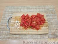 Фото приготовления рецепта: Рыба, тушенная с помидорами и пекинской капустой - шаг №7