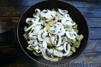 Фото приготовления рецепта: Омлет с баклажанами и грибами - шаг №5