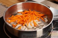 Фото приготовления рецепта: Куриное филе, тушенное с овощами в сливочном соусе - шаг №3