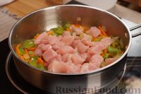 Фото приготовления рецепта: Куриное филе, тушенное с овощами в сливочном соусе - шаг №6