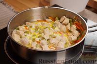 Фото приготовления рецепта: Куриное филе, тушенное с овощами в сливочном соусе - шаг №7