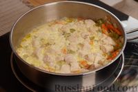 Фото приготовления рецепта: Куриное филе, тушенное с овощами в сливочном соусе - шаг №8
