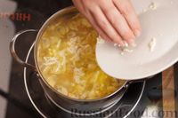 Фото приготовления рецепта: Сырный суп с грибами - шаг №10