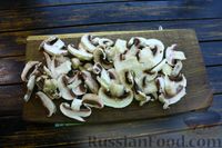 Фото приготовления рецепта: Капуста, тушенная в духовке, с грибами и сметанно-майонезным соусом - шаг №6