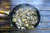 Фото приготовления рецепта: Капуста, тушенная в духовке, с грибами и сметанно-майонезным соусом - шаг №7