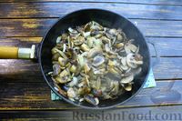 Фото приготовления рецепта: Капуста, тушенная в духовке, с грибами и сметанно-майонезным соусом - шаг №9