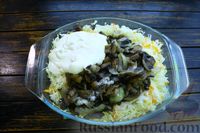 Фото приготовления рецепта: Капуста, тушенная в духовке, с грибами и сметанно-майонезным соусом - шаг №12